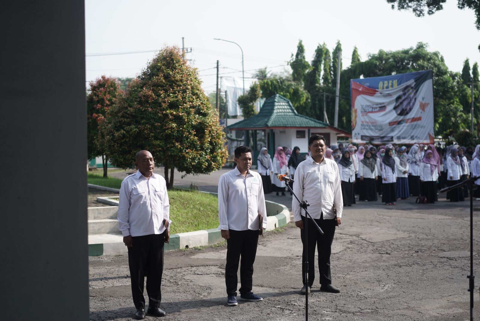 Pak Eka Menginspirasi, Menjadi Petugas Upacara dalam  Rangka Memperingati Hari Pahlawan